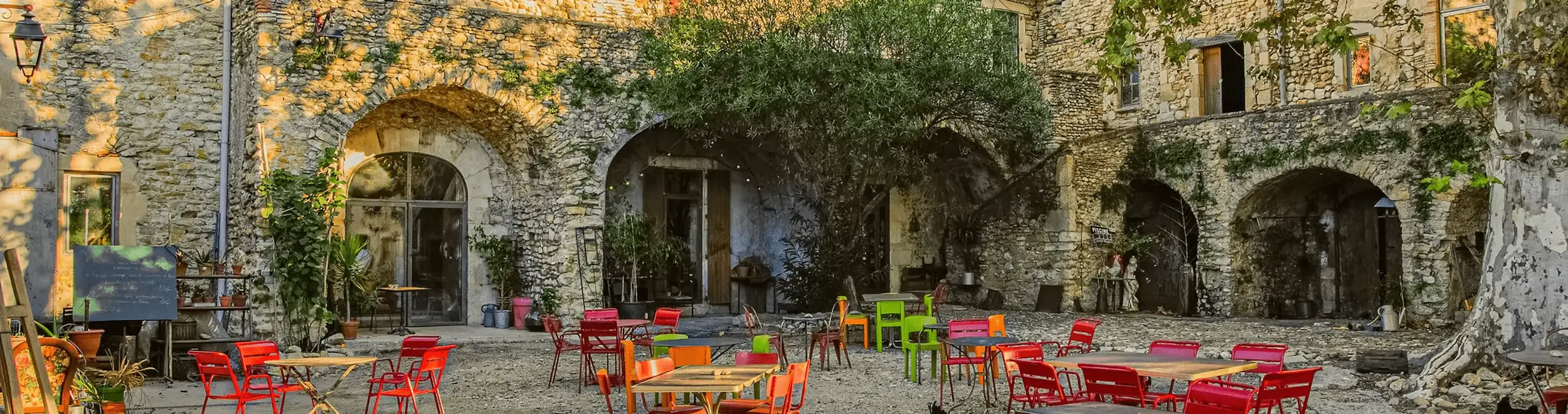 Photo de la cour de la ferme de la bégude à Saint-Victor-de-Malcap /